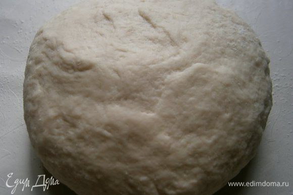 Из кефира, соли, сахара и просеянной муки замесить тесто. Скатать в шар, обернуть в плёнку и дать постоять 30 минут.