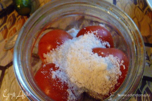 Сверху на помидоры насыпаем соль. По желанию можно добавить любые специи...