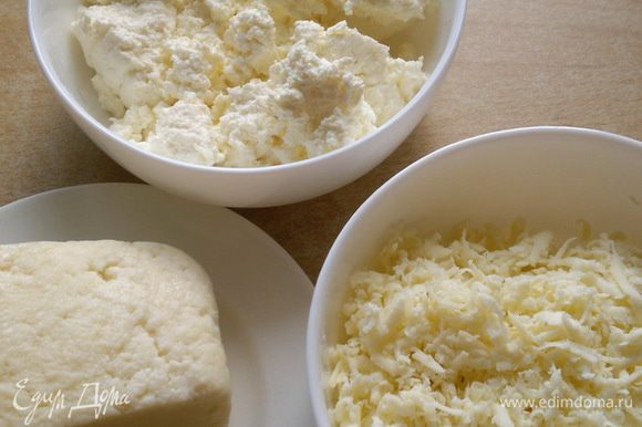 Готовим: сыр адыгейский натрем на крупную терку, творог домашний - разомнем, добавим натертый твердый сыр.