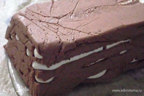Торт аккуратно перевернуть на блюдо, снять плёнку и посыпать бока тертым шоколадом.