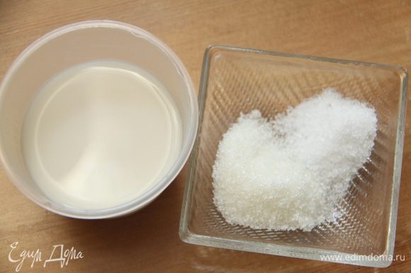 В дрожжевой смеси растворить сахар и соль.