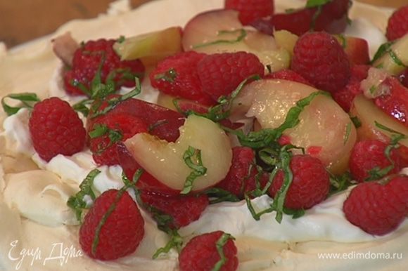 Остывшую меренгу переложить на тарелку, покрыть сливочным кремом, сверху разложить персики с малиной и украсить все оставшимися ягодами малины.