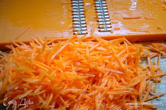 Для маринада в уксусе растворить соль, сахар. Добавить масло, взбить. Морковь натереть на терке для корейской моркови.