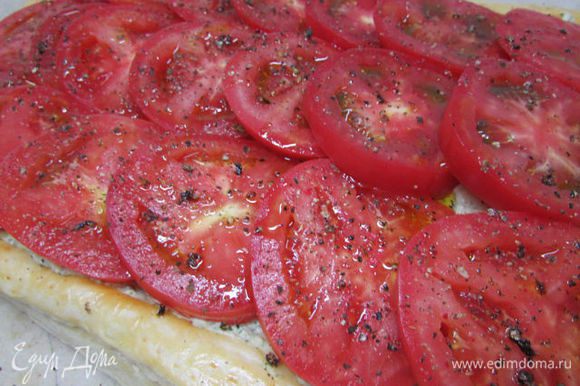 Затем выложить помидоры внахлёст. Сбрызнуть оливковым маслом, посолить, поперчить и отправить в духовку (убавить до 180 градусов) ещё на 25 минут, до готовности.