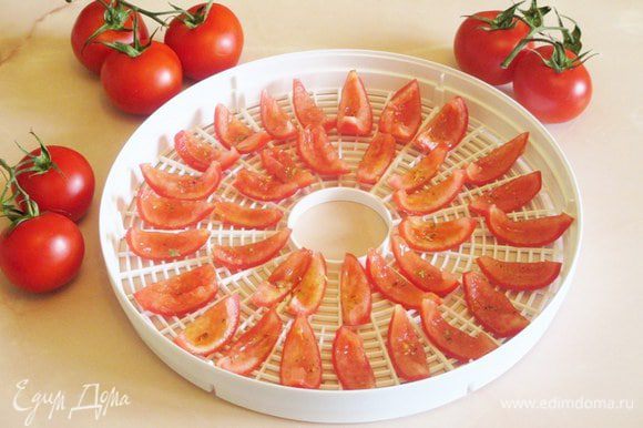 Вялить помидоры, т.е. их дольки очень удобно в электросушилке. Для этого их нужно нарезать, удалить семена, посыпапать специями по вкусу, разложить срезом вверх на решетках и включить сушилку.