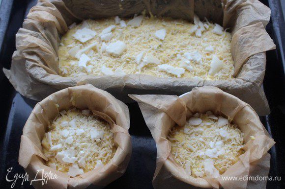Выложить тесто в форму для запекания. Сверху посыпать тертым сыром (у меня смесь Джюгаса и козьего)
