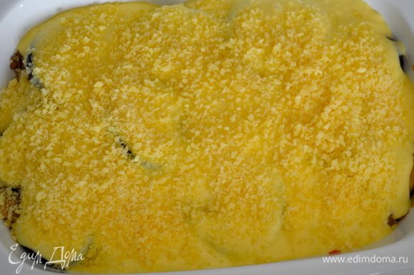 Вылить соус на приготовленные к запеканию овощи. Сверху посыпать тертым сыром чеддер (или по Вашему вкусу).