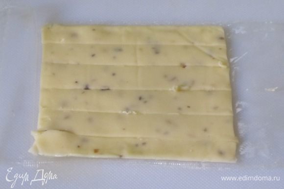 Пластинки сыра разрезать каждую на 6 полосок.