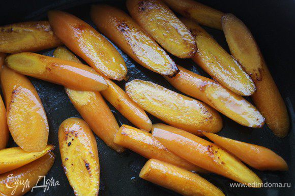 Морковь нарезать не слишком тонко. Обжарить на сильном огне до золотистого цвета, переложить к картофелю.