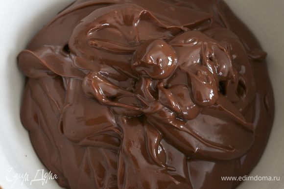 Для шоколадной глазури растопить на водяной бане шоколад с половиной сливочного масла. Дать остыть.