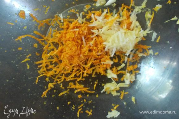 Натереть цедру половины апельсина и чеснок на мелкой терке.