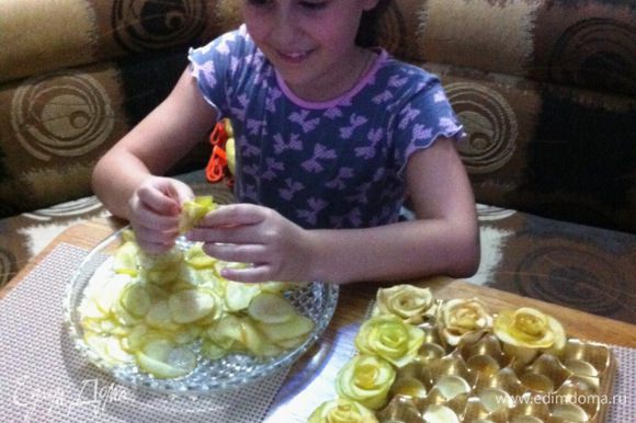 А еще, мы с одной юной леди, готовили торт на день рождения ее мамочки. Эта принцесса очень старательно лепит яблочные розочки на торт. Получилось у нее с первого раза.