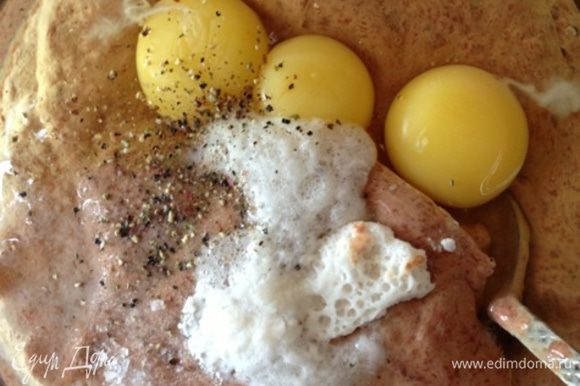 Добавить яйца, муку, соль, перец по вкусу и гашеную уксусом соду. Тщательно перемешать.