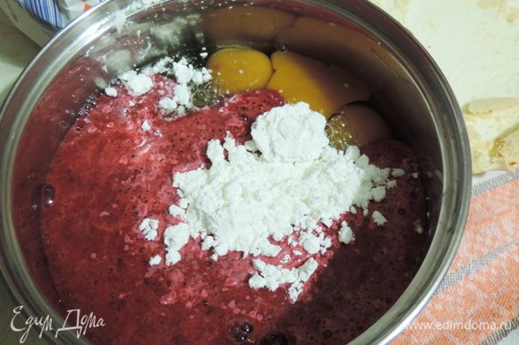 Яйца смешиваем с сахаром и крахмалом (ложку набираем с горкой!) в кастрюльке с толстым дном, добавляем вишневое пюре.