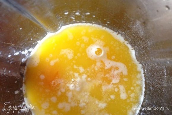 Ставим разогреваться духовку до 180 градусов. Взбиваем в блендере растопленное сливочное масло, сахар, яйца, соль и ванилин.