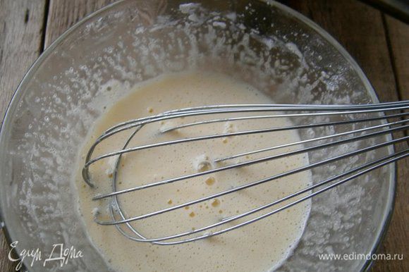 Пока тесто подходить, приготовим крем: молоко нагреть в кастрюльке. Яйцо смешать с сахаром, крахмалом и ванильным сахаром.