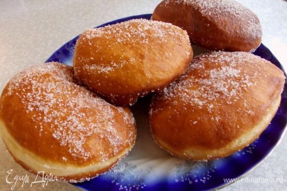 В отдельную тарелку насыпьте сахара. Обволоките пончики с двух сторон в сахаре и не замедлительно попробуйте эту вкуснятину. приятного аппетита.