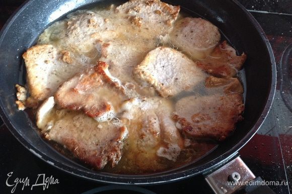 Выложите все мясо в сковороду, добавьте 100 мл кипятка, накройте крышкой и тушите на медленном огне 20 минут.