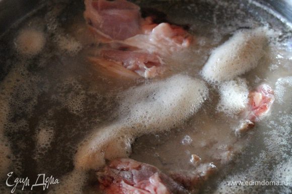 Берем кастрюлю 5л. Кладем в нее хорошо вымытую свиную голень и говядину. Заливаем холодной водой и ставим на огонь. Когда закипит, проварить 5 минут, достать мясо, воду с пеной вылить. Помыть кастрюлю, положить в нее мясо, залить чистой водой и варить 1,5-2 часа, до готовности. За 30 минут, до конца варки, добавить 1,5 луковицы, 4 зубка чеснока и посолить так, чтобы бульон на вкус был слегка пересоленным.