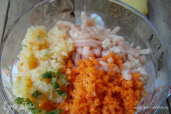 Куриное филе, морковь, перец (очищенный от семян), лук, чеснок и зелень кинзы пропустить через мясорубку.