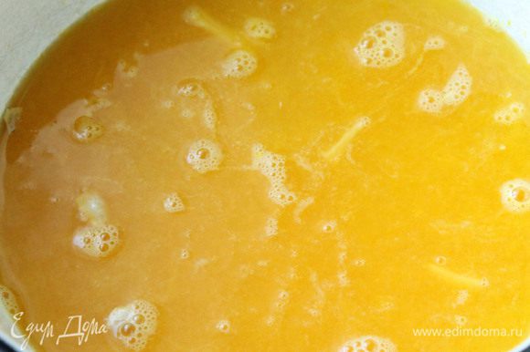 Для пропитки коржей смешать апельсиновый сок с сахаром, варить 10 мин., добавить ликер.