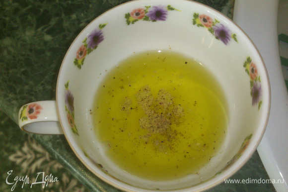 Готовим масляную заправку. В оливковое масло добавляем лимонный сок (ориентировочно 3 части масла:1 часть сока, а так по вкусу), немного соли и свежемолотого перца. Пусть постоит.