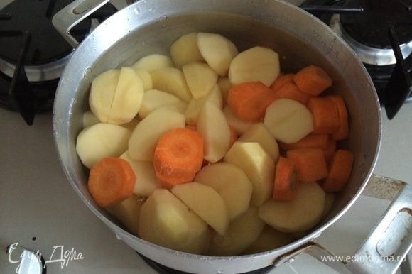 Картошку и морковку очистить и сварить до мягкости. Слить воду и размять овощи в пюре. Посолить по вкусу. Добавить 1-2 яйца, хорошо перемещать.
