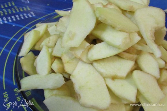 Яблоки помыть, очистить от шкурки и семян. Нарезать тонкими пластинками.