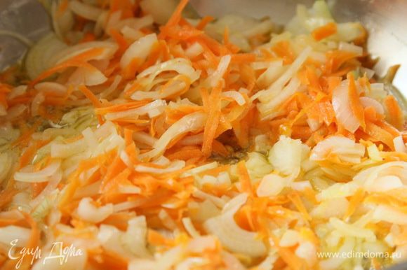 Морковь очистить, натереть на крупной терке, припустить на растительном масле. Добавить порезанный лук и протушить все вместе 2-3 минуты.