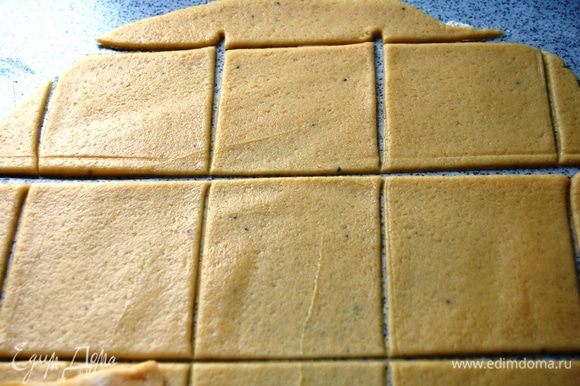 Охлажденное тесто нужно раскатать толщиной 2-3 мм. Разрезаем на одинаковые квадратики.