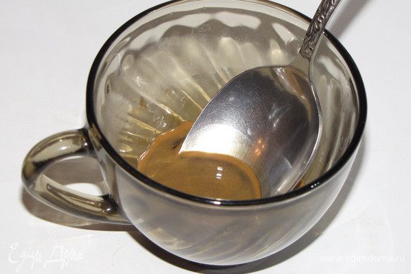 Пока бисквит остывает приготовим мусс. Растворить кофе в двух ст. ложках кипятка и дать остыть.