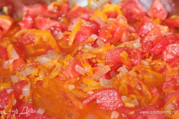 Режем кубиком томаты и отправляем к моркови и луку, под крышкой тушим минут 5.