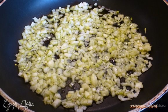 Пока варится картофель, займемся остальной начинкой. Лук мелко нарезаем, слегка обжариваем на оливковом масле.