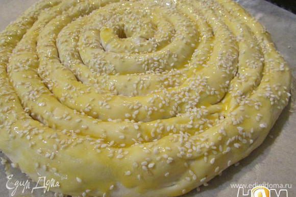 Пирог смажьте яичным желтком и посыпьте кунжутом. Вот такой пирог получается. Выпекать слоеный пирог при температуре 200 градусов 30-35 минут.