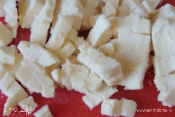 Адыгейский сыр порезать мелким кубиком.