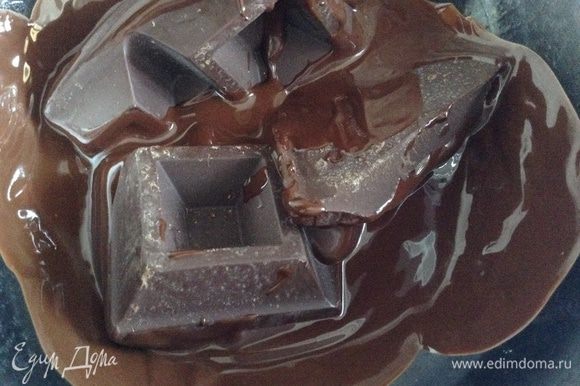 Растопить шоколад на водяной бане.