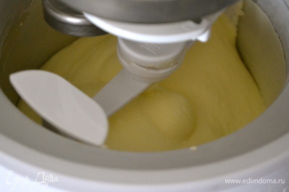 Далее приготовить мороженое в машинке, согласно инструкциям производителя или убрать сливочную массу в морозилку и далее готовить, как я уже описывала в рецепте Шоколадного мороженого http://www.edimdoma.ru/retsepty/67903-shokoladnoe-morozhenoe-s-chernym-pertsem.