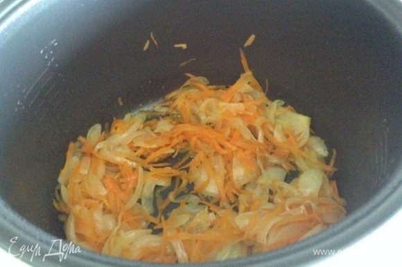 Добавить морковь и обжарить пару минут.