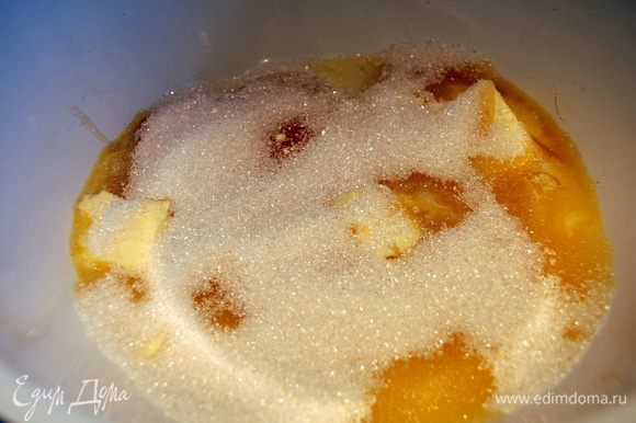 На водяной бане смешиваем сливочное масло, мед, сахар. Оставляем на 15-20 мин, периодически помешивая, до однородной консистенции.