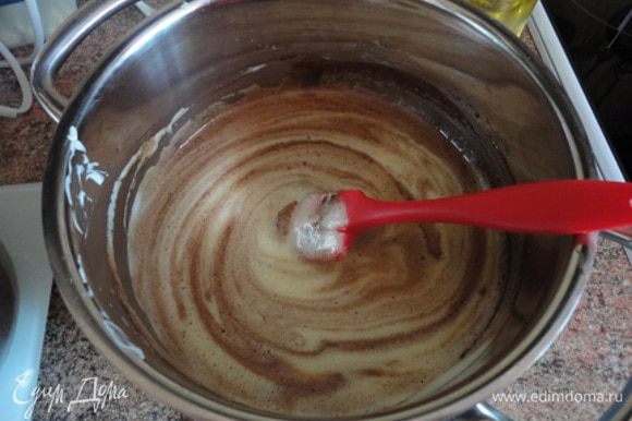 Добавить сахарный песок и ванильный сахар. Перемешать.Яйца слегка взбить миксером и постепенно ввести в шоколадно масляную смесь, помешивая лопаткой.