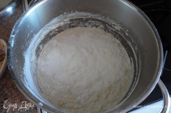 1. Приготовить тесто опарным способом. 350 мл воды подогрейте до 30-35 градусов, растворите в нем дрожжи, всыпьте муки до консистенции густой сметаны.