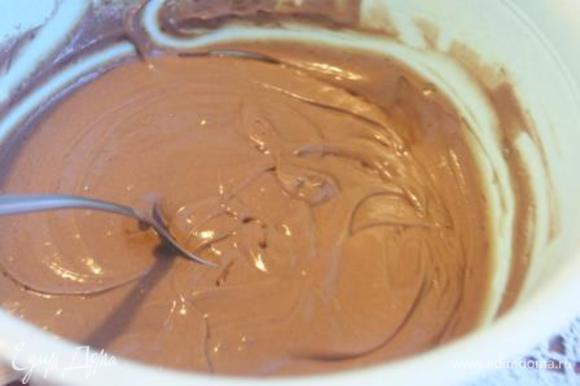 Шоколад растопить в микроволновке или на водяной бане, добавить в начинку.