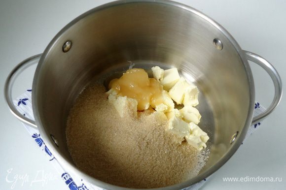 Для теста: мед, сахар, сливочное масло смешать в кастрюльке, растворить на огне.