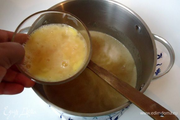 Добавить яйца и соду, перемешать, поставить на водяную баню, варить смесь в течение 7 минут.