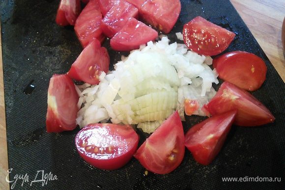 Шалот мелко нарезать (у меня белый, репчатый лук), помидоры разрезать на дольки, если черри то на половинки.