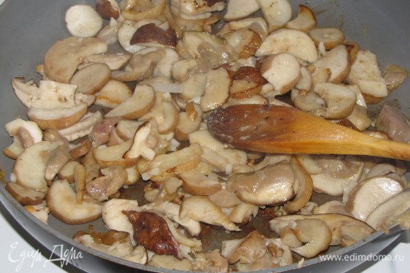 Жаркое на сковороде в духовке с грибами