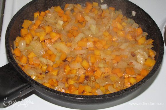 Лук нарезать полукольцами, морковь мелким кубиком. Обжарить лук до прозрачности, затем добавить морковь и жарить еще минут 5-7. Морковь с луком так же разложить по горшочкам.