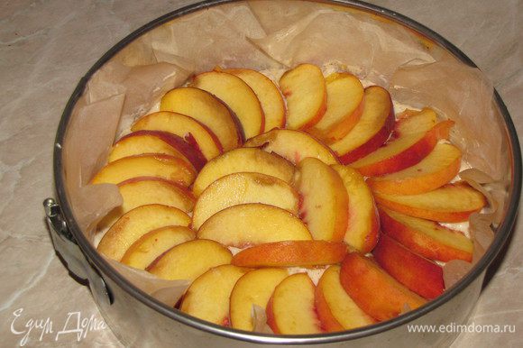 Разложить дольки персиков по поверхности теста. Если персиков будет много, то кладите их внахлест. Чем больше персиков, тем вкуснее.)))