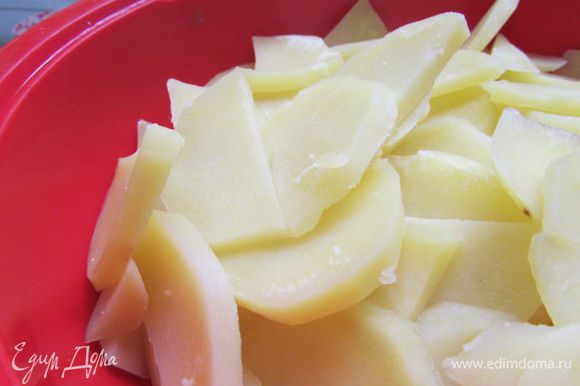 Картофель почистить, нарезать кольцами или полукольцами. Отварить до полуготовности в соленой воде. Откинуть на дуршлаг.