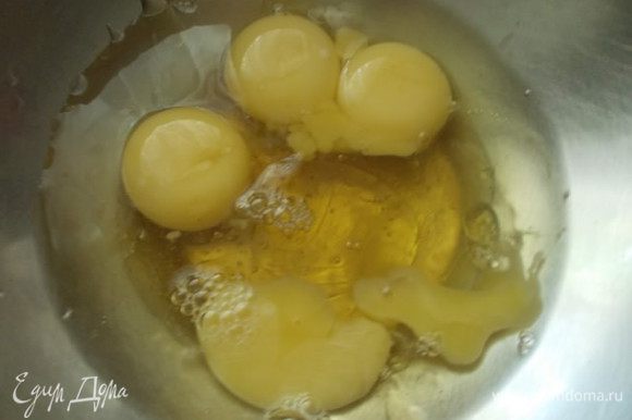 Яйца соединить с желтками и медом.
